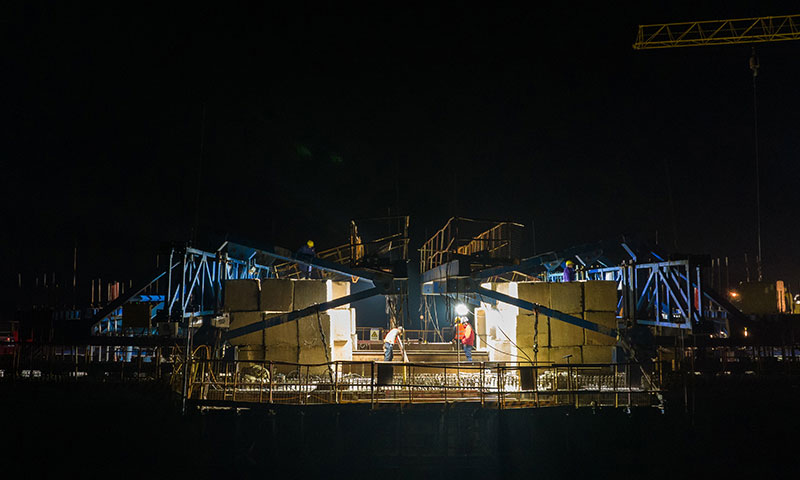 近日凌晨，由中鐵五局承建的常（德）益（陽）長（沙）高速鐵路資水特大橋順利合龍，為2022年12月底達到通車條件奠定基礎。圖為工人在常益長高鐵資水特大橋上進行合龍作業（無人機照片）。（新華社記者 陳思汗 攝）