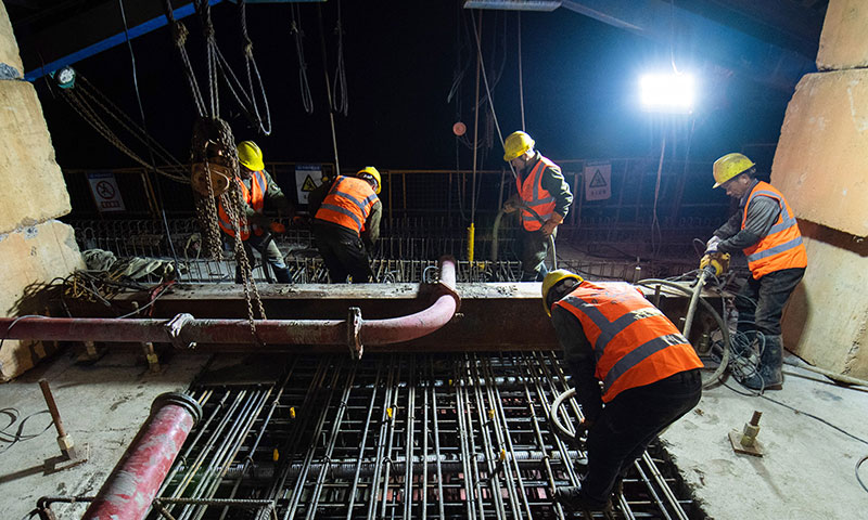 圖為工人們在常益長高鐵資水特大橋上進行合龍作業。（新華社記者 陳思汗 攝）