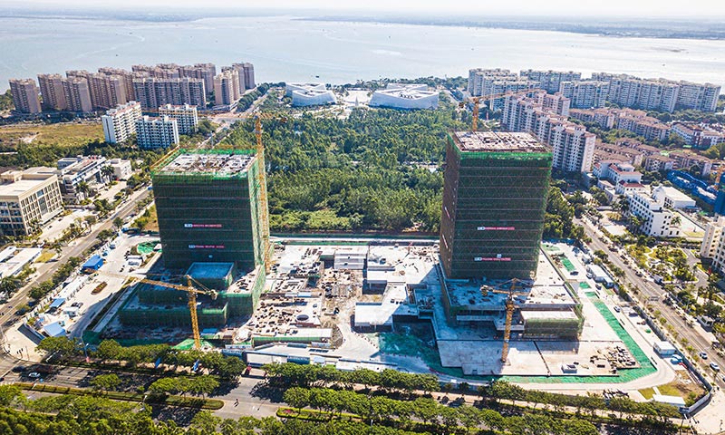 項目建成后，洋浦國際航運大廈將成為洋浦地標性建筑和行政、商貿中心。圖為12月4日在海南洋浦經濟開發區拍攝的洋浦國際航運大廈項目（無人機照片）。（新華社記者 蒲曉旭 攝）