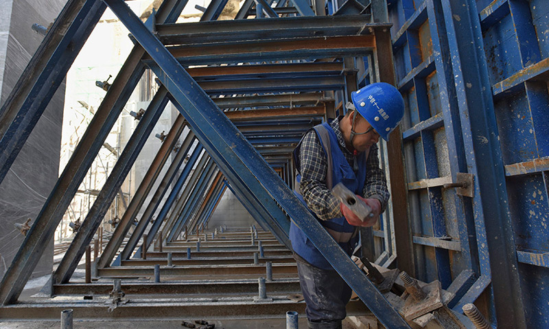 目前，中鐵十一局施工的深圳地鐵3號線四期工程終點站坪地六聯站三個工區均已進入地下主體結構施工階段，全站主體結構預計2023年建成。圖為12月7日，施工人員在深圳地鐵3號線四期工程坪地六聯站工地作業。（新華社記者 劉大偉 攝）