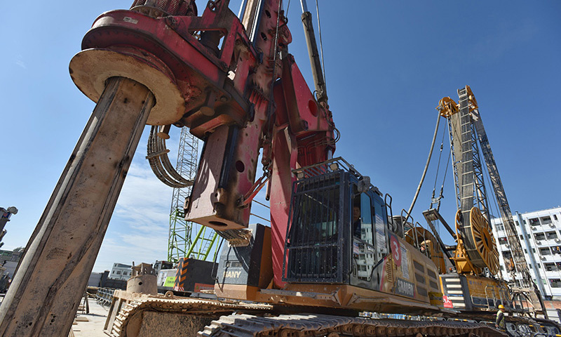 圖為12月7日，施工人員在深圳地鐵3號線四期工程坪地六聯站工地作業。（新華社記者 劉大偉 攝）