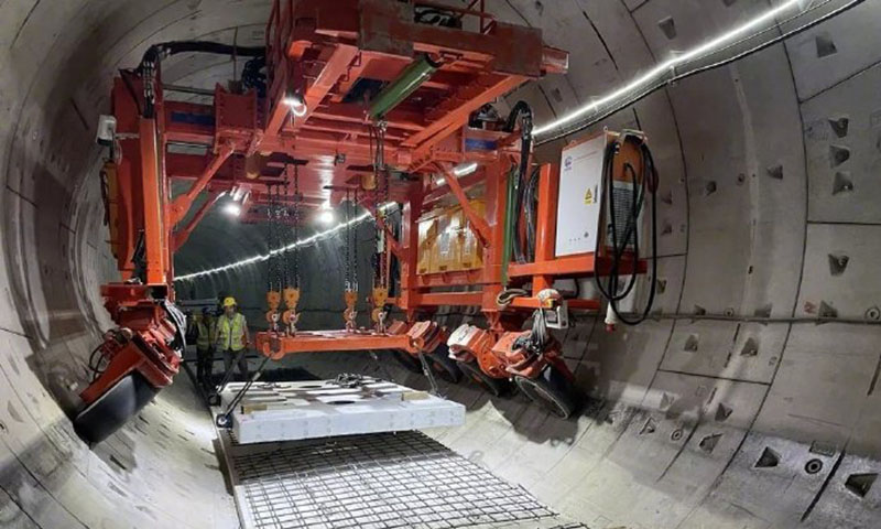 12月12日，隨著大運站—嶂背站區間最后一對鋼軌接頭順利焊接完成，由中國中鐵負責施工的深圳軌道交通四期工程最長線路——地鐵14號線長軌通里程碑節點順利完成。