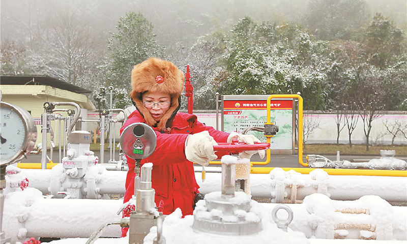 近日，西南油氣田重慶氣礦江北運銷部偏遠山區井站開始下雪，氣溫陡降。重慶氣礦江北運銷部各井站加大夜間巡回檢查力度，抓好電加熱裝置等設備的檢查和保養，調控中心及時做好低溫天氣生產監控和動態分析，同時抓好老井增產穩產措施落實，開足馬力，保障重慶地區的冬季用氣需求。圖為西南油氣田員工調節氣量。