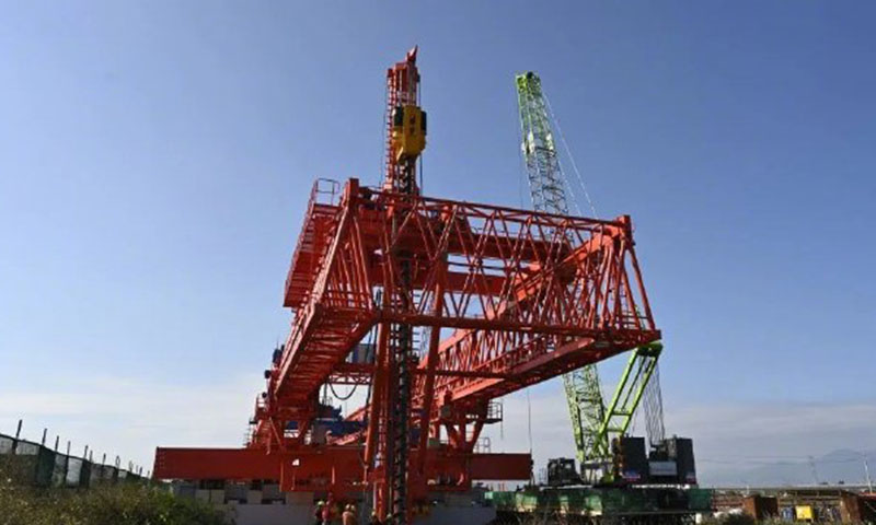 這臺設備由中鐵科工集團聯合保利長大研發，將實現橋梁建造完全裝配化施工，推動世界橋梁建造工藝迎來重大變革。