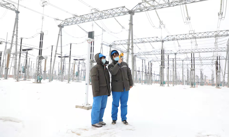近日，內蒙古錫林郭勒正藍旗再次迎來降雪降溫天氣，華能上都電廠作為華北電網直調機組及時啟動抗寒應急預案，對重要設備節點加強巡視巡檢，確保春節及冬奧會、冬殘奧會期間穩定供電。圖為檢修人員監測升壓站設備溫度變化。