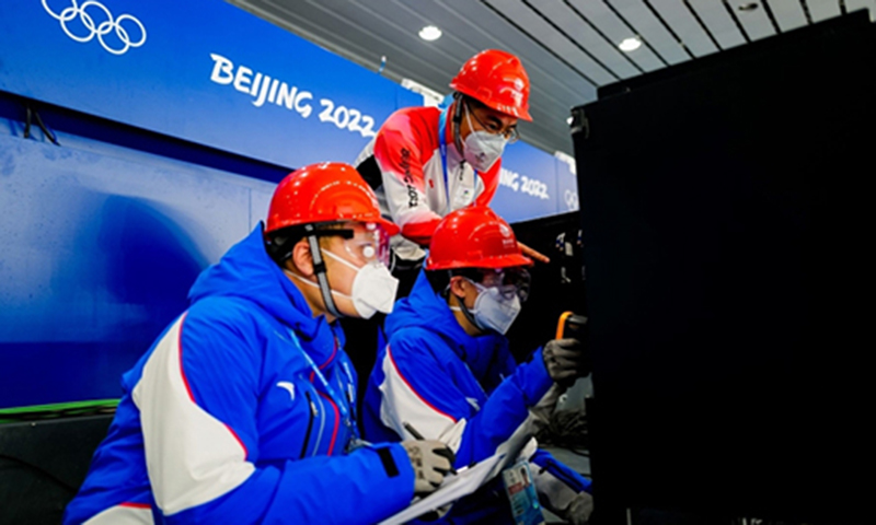 為確保全面完成保障任務，國網北京市電力公司組建了280人的國家體育場電力保障團隊，劃分成4個管理組、16個現場組，分區域開展電力保障工作。2月4日早上6點，全員到達指定點位，對電力設備開展多輪次不間斷巡視測溫和定點看護，切實做到嚴之又嚴、細之又細、實之又實。圖為國家電網電力保障團隊加強臨電設備巡視，確保開幕式用電安全可靠。