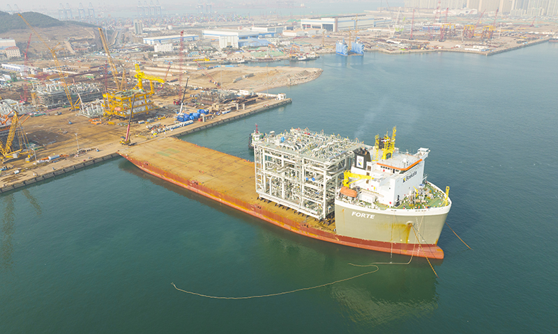 近日，隨著搭載加拿大LNG（液化天然氣）項目A5EA模塊的大型半潛運輸船FORTE號，緩緩駛離中國海油海油工程青島場地碼頭，由我國建造的全球首例一體化建造LNG工廠首個核心工藝模塊順利啟航。據悉，本次運輸總航程約為5170海里，計劃于2月底到達位于加拿大不列顛哥倫比亞省省基提馬特鎮的項目所在地，進行現場安裝就位。圖為海油工程加拿大LNG項目首個核心工藝模塊整裝待發。