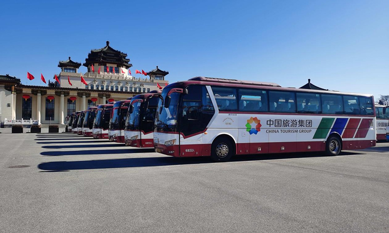 近日，北京冬奧賽事進行得如火如荼，中國旅游集團奮戰在一線，不辭辛苦，堅守崗位，全力以赴做好冬奧運輸服務保障任務。圖為中旅集團汽車整裝待發。