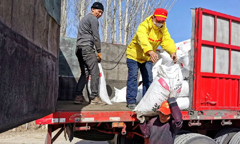 入春以來，新疆地區氣溫由南向北逐漸攀升回暖，喀什、阿克蘇、巴州、哈密等多地農民已積極投入春耕備耕生產，新疆銷售提前部署、提早準備，啟動了“助力春耕惠農有我”專項助農活動，超過500座涉農加油站、300多輛流動送油車全力以赴為新疆春耕生產加好油、服好務。圖為伊犁銷售公司保障當地化肥農資供應。