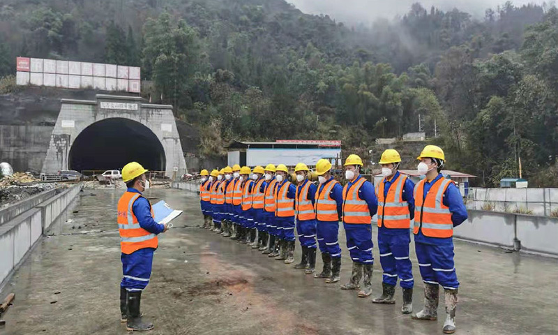 近日，中國鐵建所屬中鐵十八局參建的貴南高鐵廣西段建設工地3個工點200多名建設者掀起熱火朝天的大干熱潮，努力實現一季度“開門紅”。圖為中鐵十八局貴南高鐵項目部進洞前對工人進行班前教育、體溫測量。