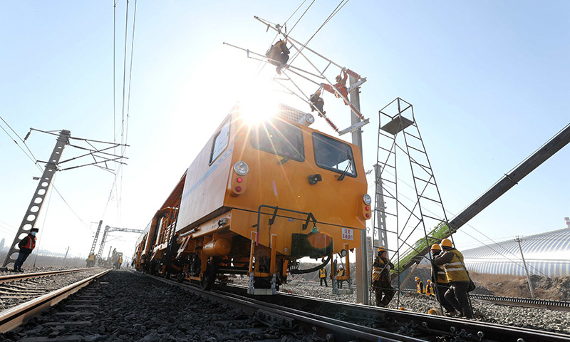 近日，由中鐵二十局承建的大秦線聶莊至東港站增二線及東港站改造工程建設正穩步推進。圖為工人在大秦線聶莊至東港站增二線鐵路建設現場施工。（新華社發 李磊 攝）
