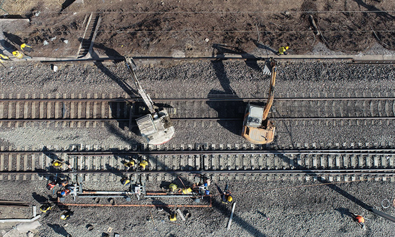 圖為工人在大秦線聶莊至東港站增二線鐵路建設現場施工（無人機照片）。（新華社發 李磊 攝）