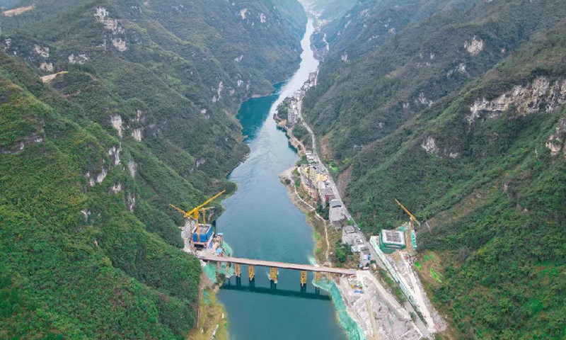 圖為彭酉路磨寨烏江特大橋，其主墩樁基及承臺全部完成，向橋梁墩身施工全面邁進，已完成工程量23.4%。