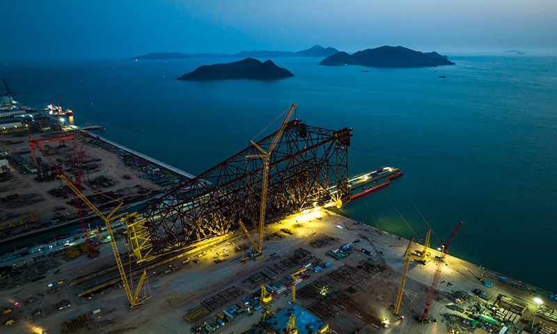 它的建成投用，標志著我國在超大型海洋油氣平臺導管架設計建造技術上取得新的突破，將開創我國中深海油氣資源開發的新模式。圖為亞洲第一深水導管架“海基一號”正在裝船作業中。