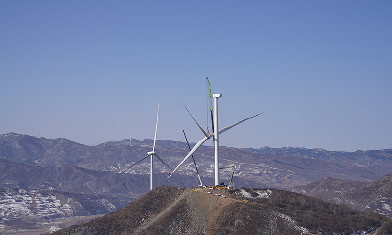  建設期間，山西電建從施工圖設計、設備催交、施工組織、現場征地補償、項目融資到實現首臺風機并網發電，僅歷時77天，創造了同類型風電項目開工到并網發電工期最短、速度最快的新紀錄。全體參建人員發揚“特別能吃苦、特別能戰斗、特別能奉獻”的優良傳統，安全吊裝、優質履約，圓滿完成全容量并網發電任務。