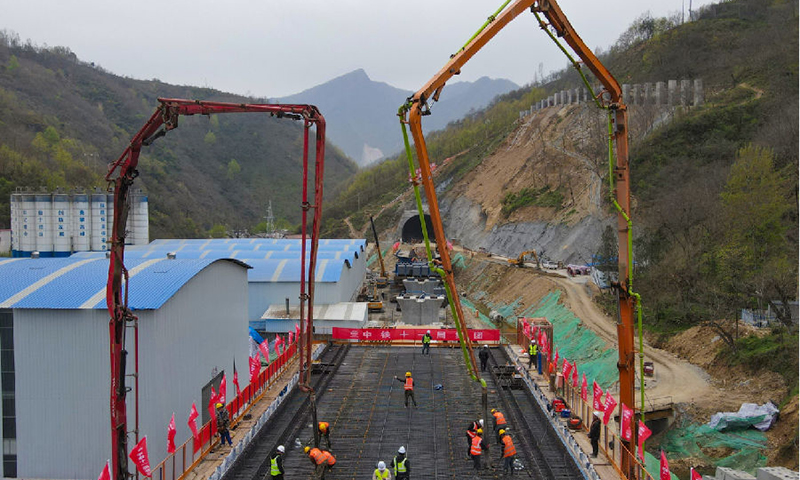 3月29日，由中國鐵建所屬中鐵十一局承建的西康高鐵鐵銅溝1號特大橋10-11跨32米現澆簡支箱梁開始澆筑，標志著西康高鐵正式進入橋梁上部結構施工階段。圖為西康高鐵首孔箱梁澆筑施工現場。