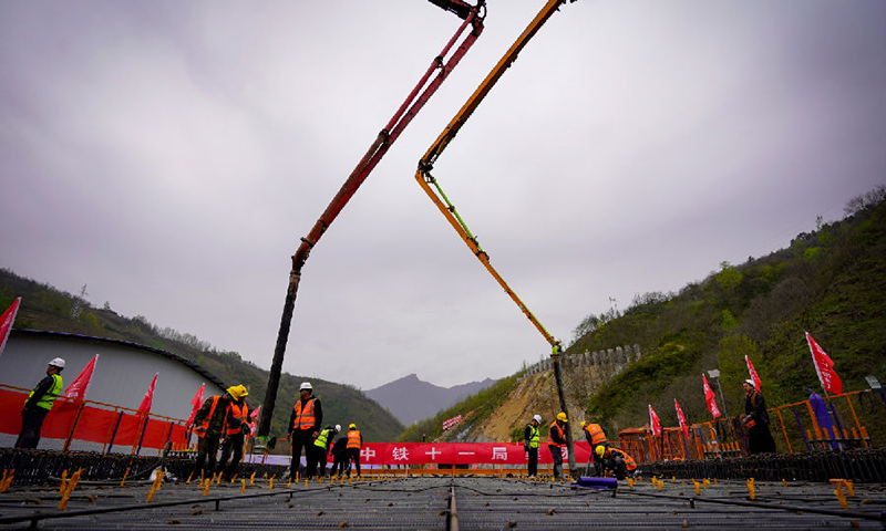 西康高鐵是國家中長期鐵路網規劃“八縱八橫”高鐵通道中包（銀）海通道、京昆通道的重要組成部分。圖為工作人員正在澆筑混凝土。