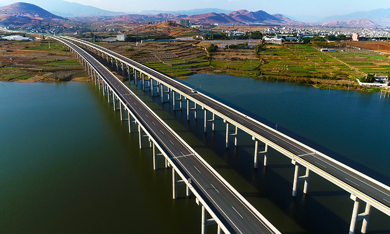 近日，由云南交投集團牽頭投資建設的賓（川）南（澗）高速公路賓川至祥云渾水海樞紐立交段37.412公里建成通車。圖為楊公菁大橋。該橋橋梁全長1116.08米，橋面凈寬11.7米，穿越水庫490米，施工難度較大。