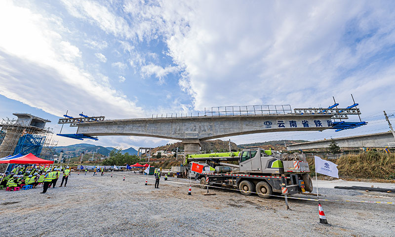 茨坪村特大橋同時上跨廣大鐵路和楚大高速，墩柱均采用圓端形造型，每個轉體主墩由地下20根直徑1.5米、深達54米的鋼筋混凝土樁基支撐。圖為轉體中的20號墩柱，公路側墩柱重3329.1噸。