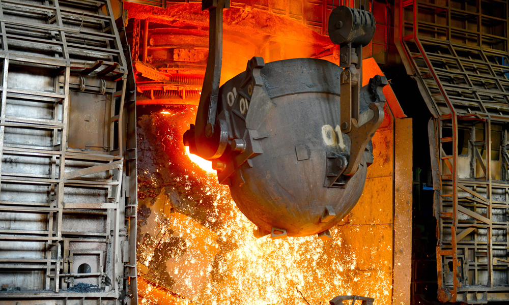 今年以來，昆鋼安寧基地煉鋼廠奮力突破生產組織、信息傳遞、開澆溫度等限制瓶頸，強化爐機銜接管控，保障穩產順產。4月下旬，昆鋼安寧基地煉鋼廠單日鋼產量首次突破1.627萬噸，實現成本消減49元/噸，優于壓降目標45元/噸。圖為基地煉鋼廠轉爐冶煉。