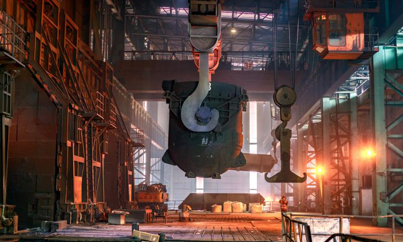 近日，工作人員用鋼包吊裝鋼水。