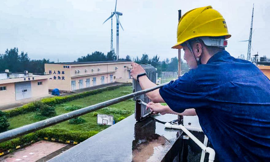 5月11日，國家能源集團國華投資廣東甲東風電場生產人員進行主控樓照明和熱水器設備加固。