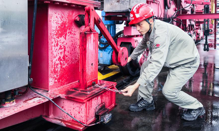 5月11日，國家能源集團珠海港務生產現場人員在暴雨來臨前檢查卸船機錨固銷。