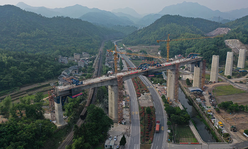 5月22日凌晨，位于浙江省建德市境內的杭衢鐵路跨金千鐵路特大橋連續梁主跨順利合龍，為后續的架梁施工以及無砟軌道施工奠定基礎。圖為5月22日拍攝的杭衢鐵路跨金千鐵路特大橋（無人機照片）。新華社記者 黃宗治 攝