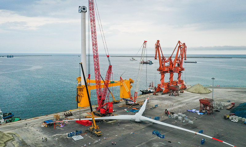 5月26日，直徑152米的葉輪、6.2兆瓦風力發電機組、78米高的塔筒和搭載總重達4000余噸的浮體在茂名廣港碼頭進行總裝。新華社記者 劉大偉 攝