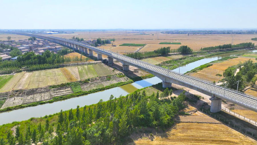 6月20日，由中國鐵建參建的的濟鄭高鐵濮鄭段開通運營，標志著河南省“米”字形快速鐵路網全面建成。圖為圖為濟鄭高鐵大運河特大橋。