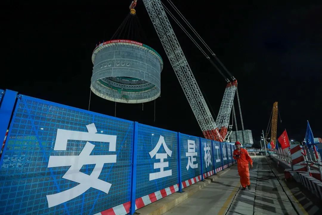 本次吊裝的鋼制安全殼上部筒體整體高度約15米，吊裝重量約720噸，是玲龍一號工程單次重量最大的一次吊裝。