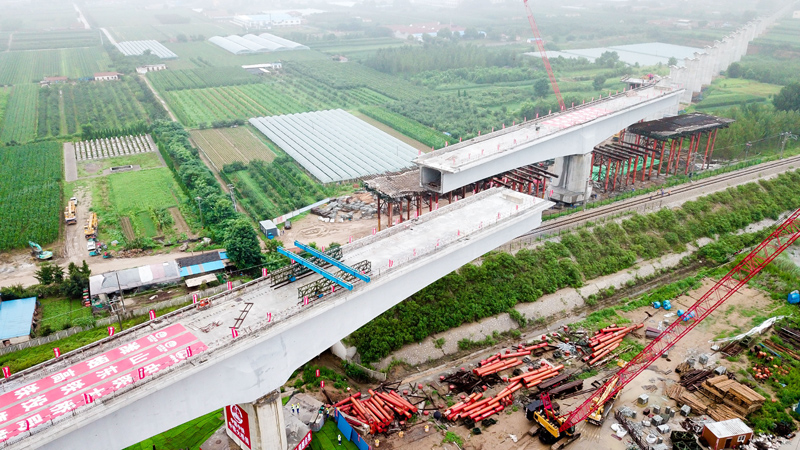 7月13日，國家重點基建項目濰（坊）煙（臺）高鐵全線重點控制性工程——跨龍煙鐵路超長轉體梁成功轉體。據悉，兩榀轉體梁體長共126米，重2萬余噸，需要雙“T”構同時旋轉。新華社記者 郭緒雷 攝