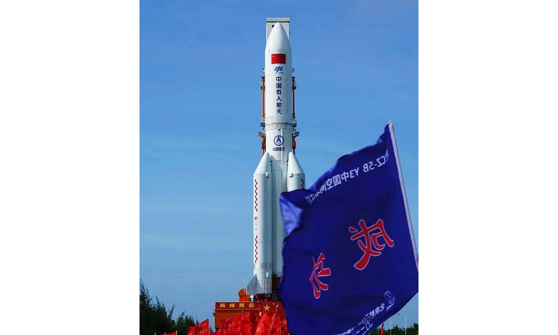 長征五號B運載火箭與空間站問天實驗艙組合體轉運至發射塔架。王磊 攝