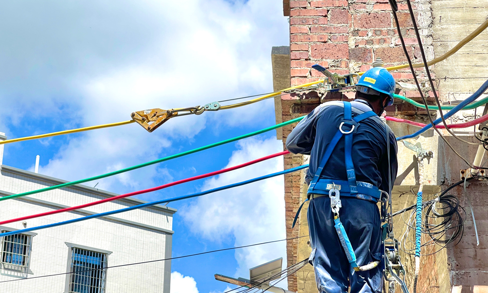 7月22日，南方電網廣東湛江吳川供電局工作人員在給新建臺區安裝街碼、架設導線。張國明 攝