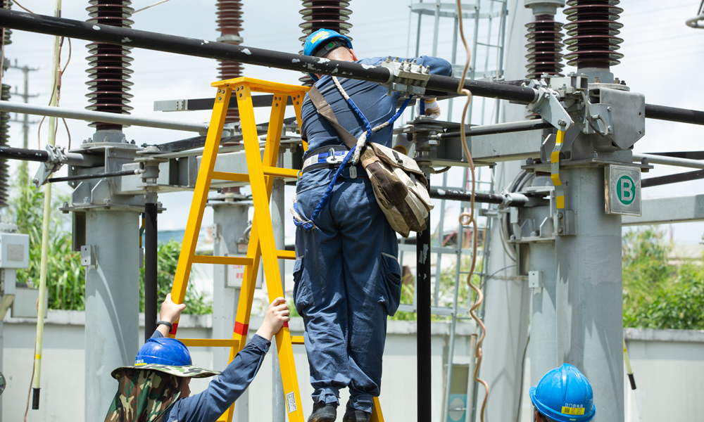 7月19日，南方電網廣東江門供電局變電管理二所工作人員在220千伏孟槐站開展220千伏凌孟線一次設備規范化檢修。李嘉鴻 攝 
