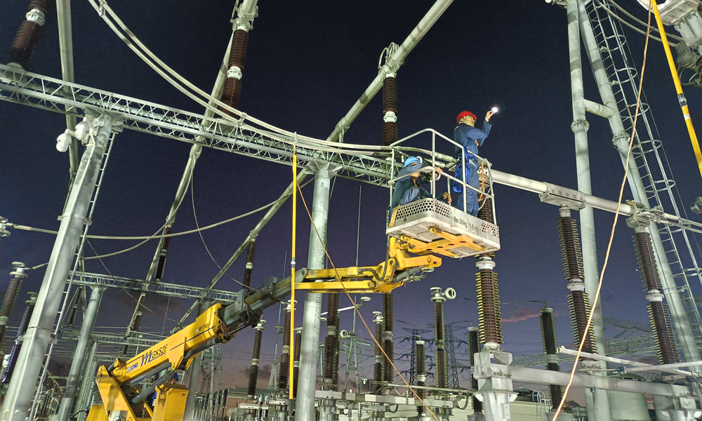 近日，南方電網廣東廣州供電局變電檢修試驗人員在500千伏獅洋站通宵開展設備消缺工作。朱云佳 攝