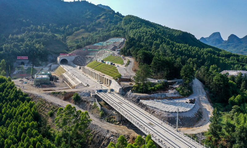 建設中的貴南高鐵大方山隧道（8月3日攝，無人機照片）。新華社記者 曹祎銘 攝