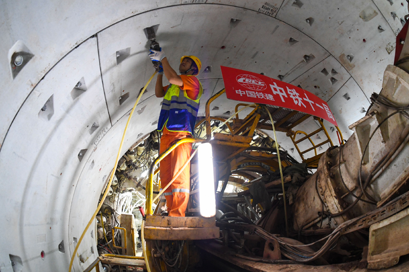 8月2日，中鐵十一局施工的廣州地鐵十號線東湖站至濱江東路站區間盾構機雙線安全下穿珠江航道。該區間隧道全長1260余米，下穿珠江航道600米。廣州地鐵十號線線路呈東北—西南走向，與多條線路形成換乘。圖為當日，建設者在廣州地鐵十號線東湖站至濱江東路站區間安裝管片螺栓。新華社記者 劉大偉 攝