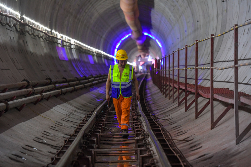 8月2日，建設者在廣州地鐵十號線東湖站至濱江東路站區間巡查盾構水平運輸軌道。新華社記者 劉大偉 攝