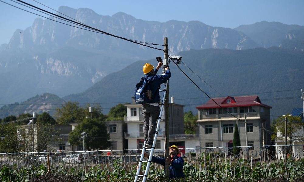 在江西九江五老峰腳下，中國電信智慧家庭工程師給村民的家庭農場安裝天翼云眼視頻監控。