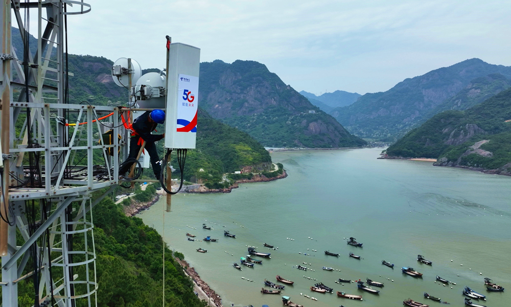 在三面環山、一面向海的福建省羅源縣牛澳村，中國電信在此開通5G基站，讓5G信號連接山海，為鄉村振興插上“數字翅膀”。