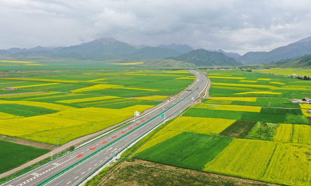 作為我國西部地區省際快速大通道，張扁高速公路在建設運營中，廣泛采用各類環保工藝和新型技術，最大限度減少公路建設運營對祁連山生態系統的影響，營造了人與自然和諧相處的美麗畫卷。圖為張扁高速公路全景航拍。 趙森 攝