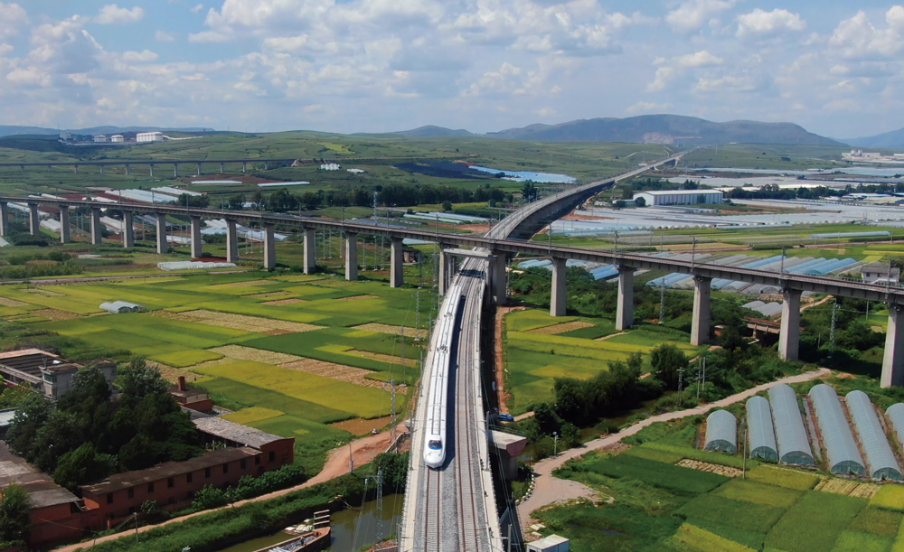 8月24日，由中國中鐵旗下中鐵二院、中鐵三局、中鐵八局、中鐵電氣化局等單位參與設計、施工的彌蒙高鐵正式進入聯調聯試動態檢測階段，標志著鐵路開通運營進入倒計時。圖為動檢車經過彌蒙高鐵與昆玉河鐵路交匯處。