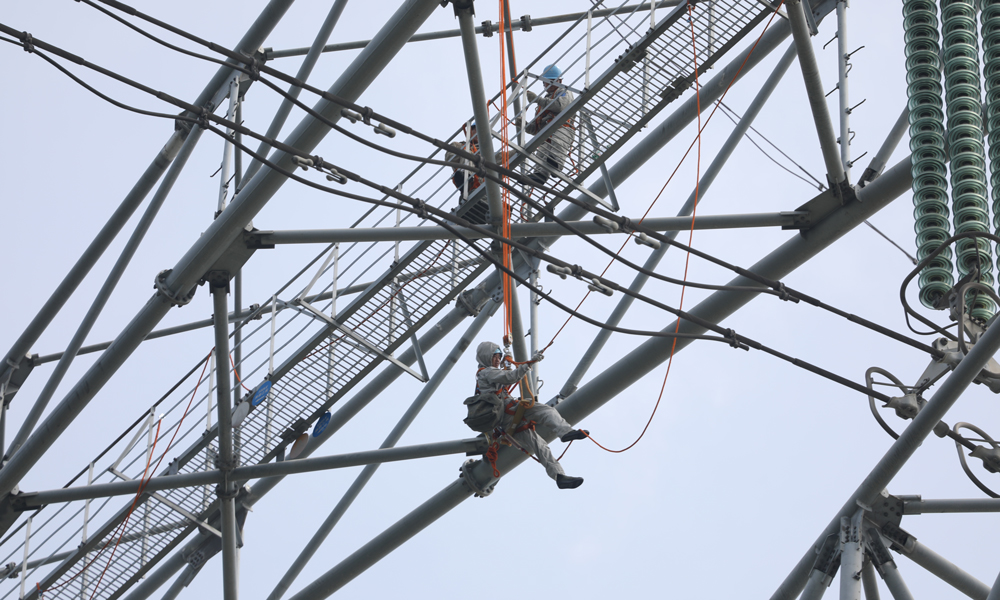 廣東電網公司工作人員開展500千伏線路帶電作業，消除設備運行缺陷。