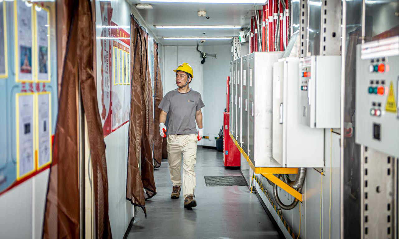 在工作現場，最讓陳剛和同事驕傲的，是所在的風電項目已獲省部級科學進步獎7項、發明專利4項、實用新型專利18項、省部級工法2項、省部級QC成果8項，為我國海上風電向深遠海發展、走向平價時代做出貢獻。