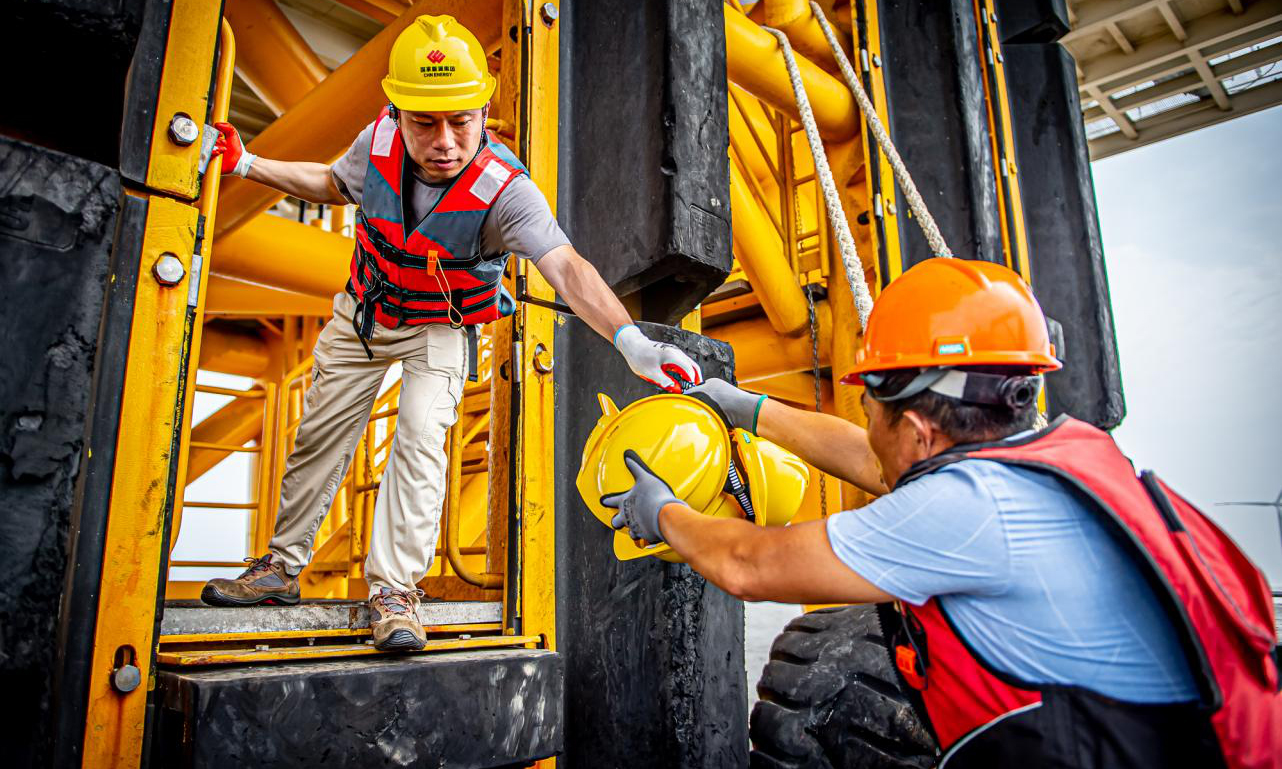 海上風電值守是三班倒，一般7至10天換一班，所有的生活物資都靠交通船運輸，每周兩次，確保升壓站平臺的正常運行和后勤供應。陳剛與同事正在裝卸補給物資。