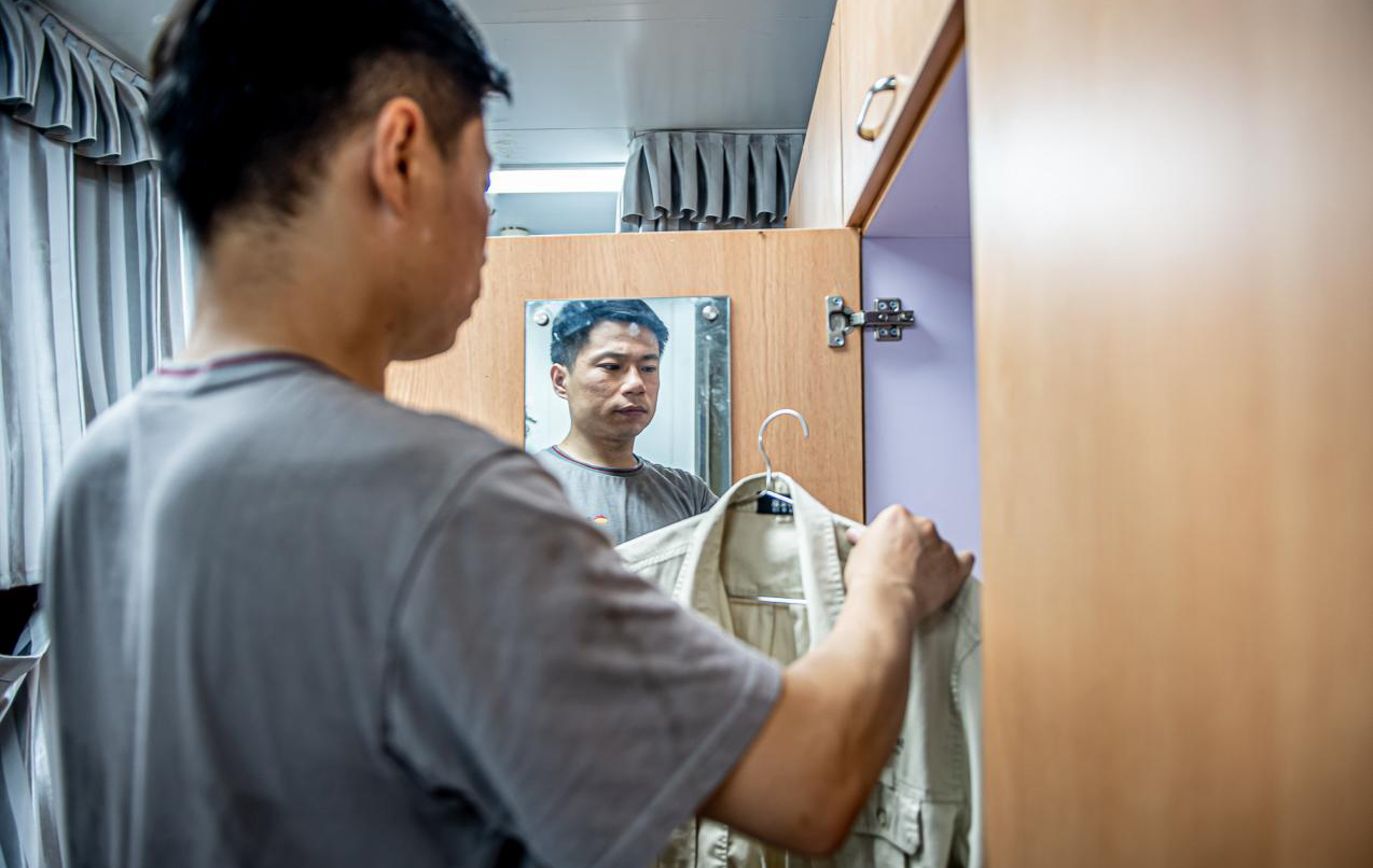 “從那遙遠海邊，慢慢消失的你，本來模糊的臉，竟然漸漸清晰……”《大海》是陳剛最喜歡聽的一首歌。每每下班后回到狹小的宿舍，除了聽歌之外，就是給家人打電話。