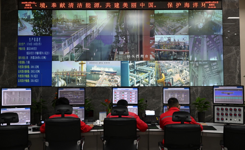 10月21日，工作人員在中國石化天津LNG接收站中控室內監測碼頭設備運行情況。新華社記者 趙子碩 攝