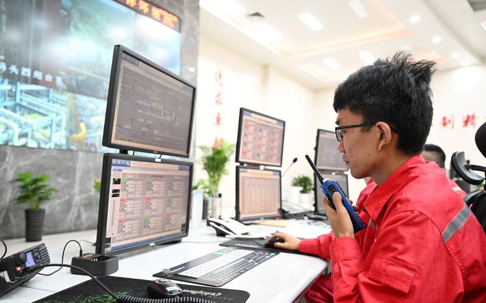 10月21日，工作人員在中國石化天津LNG接收站中控室內監測碼頭設備運行情況。新華社記者 趙子碩 攝