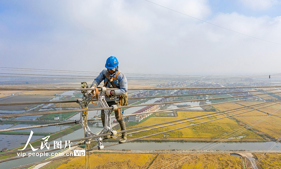 11月23日拍攝的1000千伏特高壓盱眙至泰州線路升高改造工程現場。史俊 攝